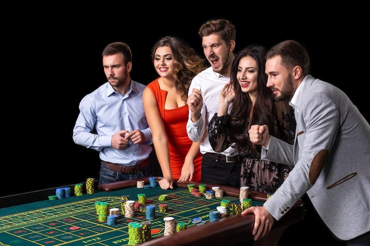 Roda roulette berputar pada meja kasino langsung dengan dealer nyata